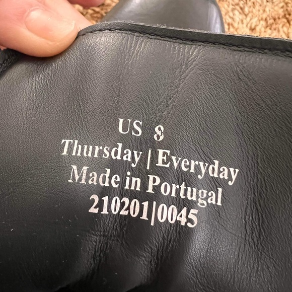 Women size 8
Black Full-Grain Leather
Barely used - in mint condition - Picture 5 of 6